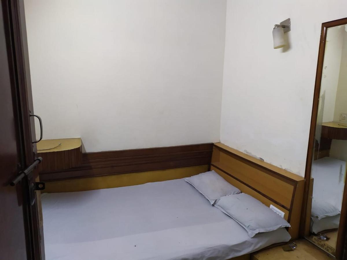 نيودلهي Hotel Yes Please Lodge المظهر الخارجي الصورة